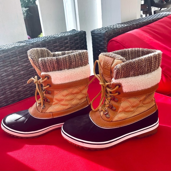 Super cute Winter boots, less than a year old, worn once. Perfect condition. - Picture 2 of 6